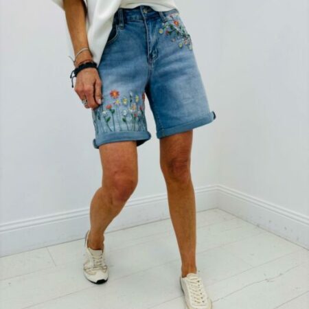 Short jeans fleurs brodées